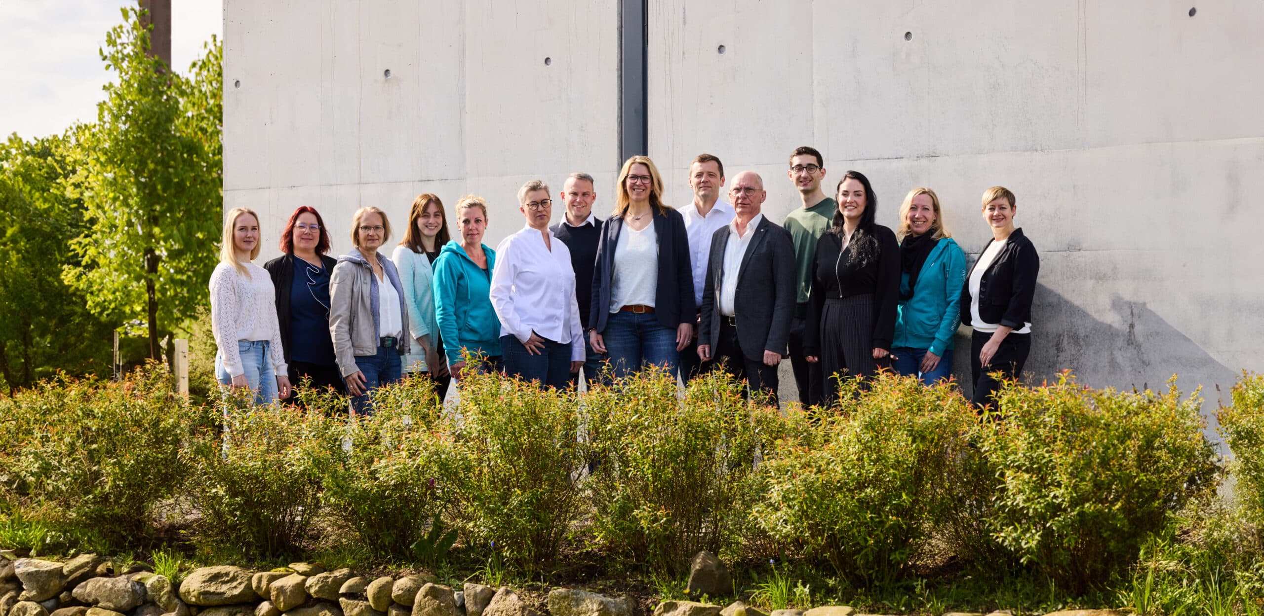 Das Team von IhreSteuerberater.digital vor dem Kanzleigebäude in Kiel