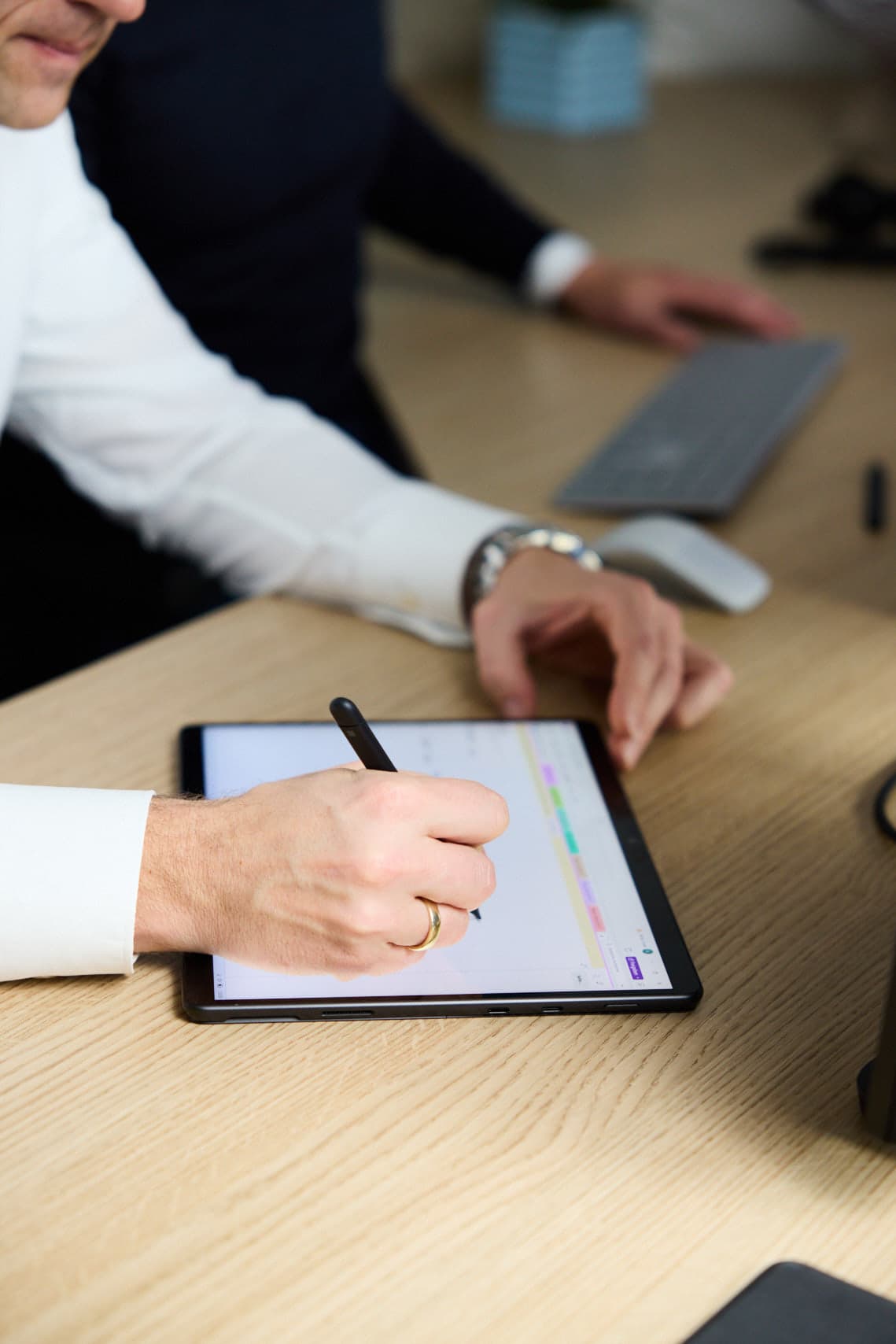 Digitale Belegbearbeitung mit Stift auf dem Tablet