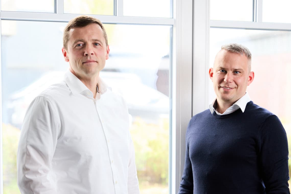 Rafael von Heyer und Matthias Timm im Büro am Fenster