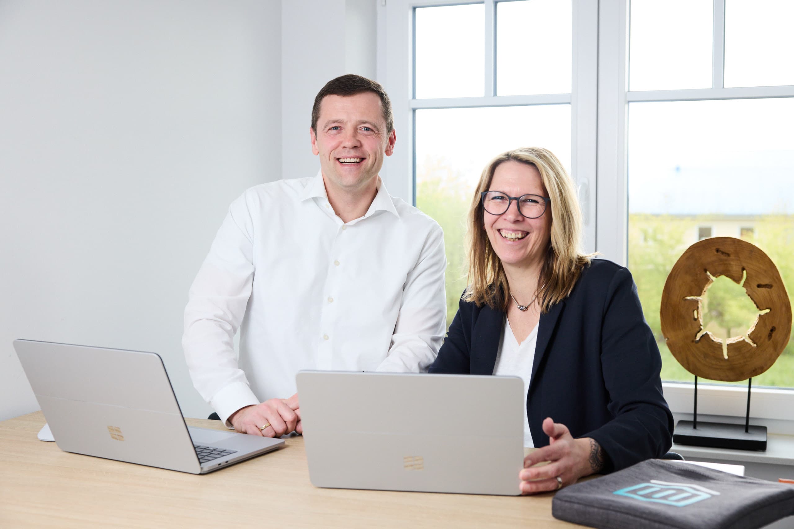 Rafael von Heyer und Stephanie Bolz im Büro in Kiel