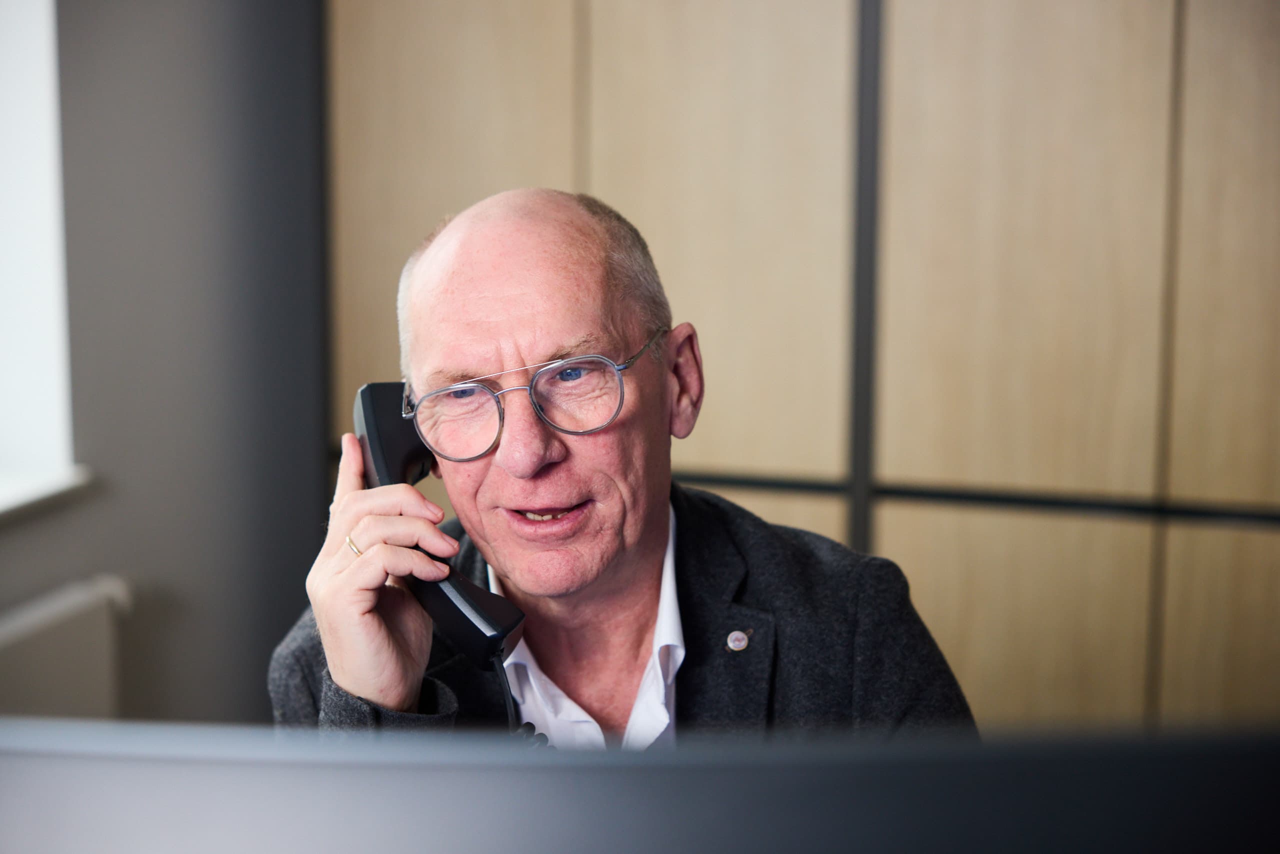 Rainer Koch, Steuerberater in Kiel, im Telefonat mit einem Mandanten