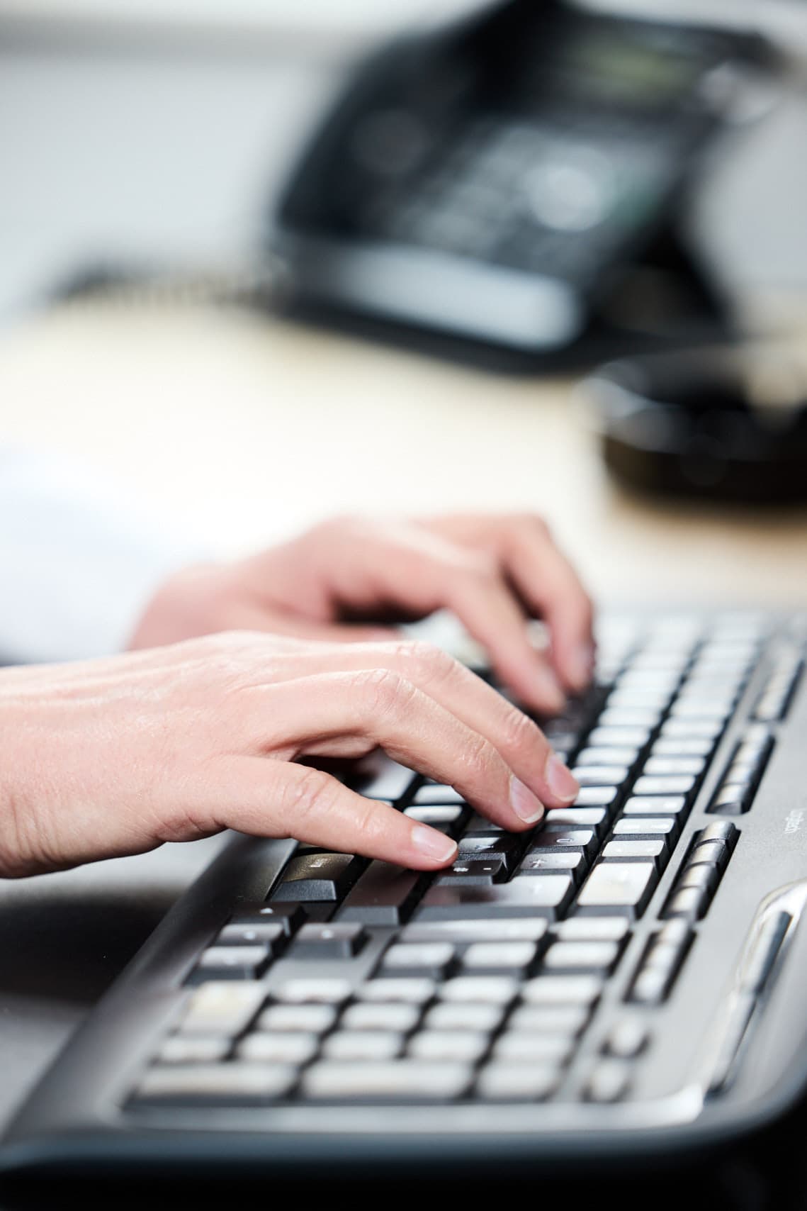 Hände auf der Tastatur bei der Erstellung einer Steuererklärung