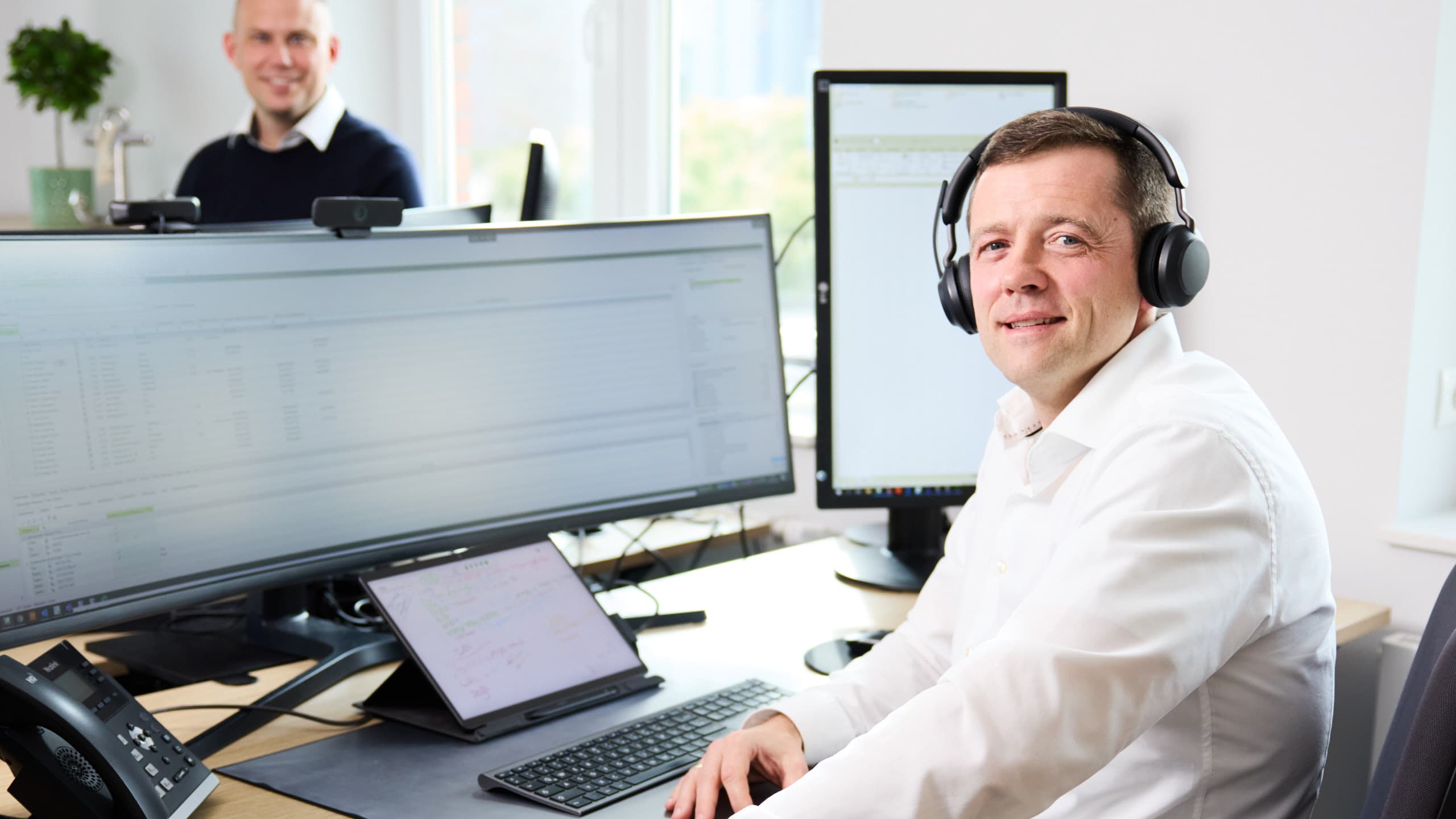 Rafael von Heyer am digitalen Arbeitsplatz, im Hintergrund Matthias Timm