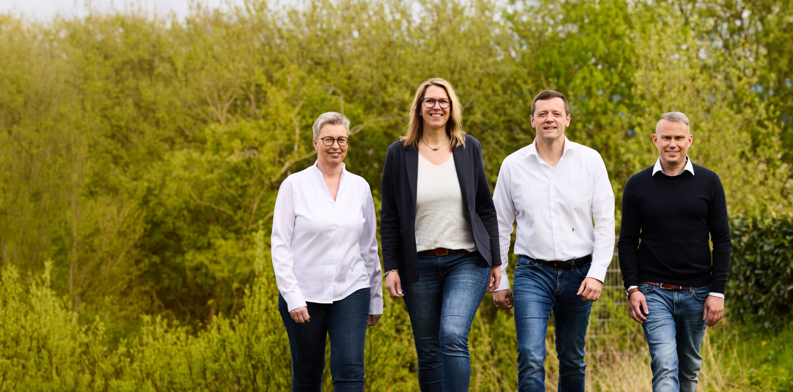 Die Partner Anke Anders, Stephanie Bolz, Rafael von Heyer und Matthias Timm im Grünen bei Kiel