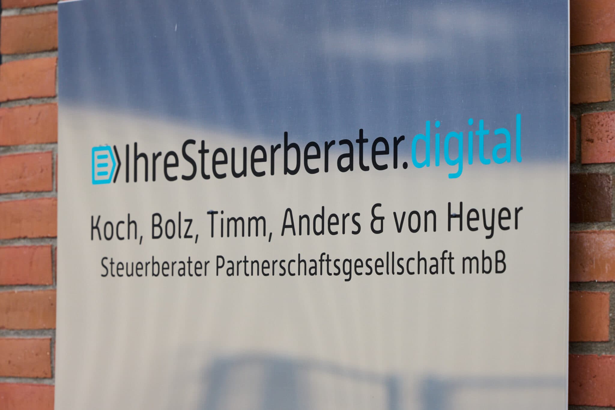 Kanzleischild von IhreSteuerberater.digital am Eingang in Kiel