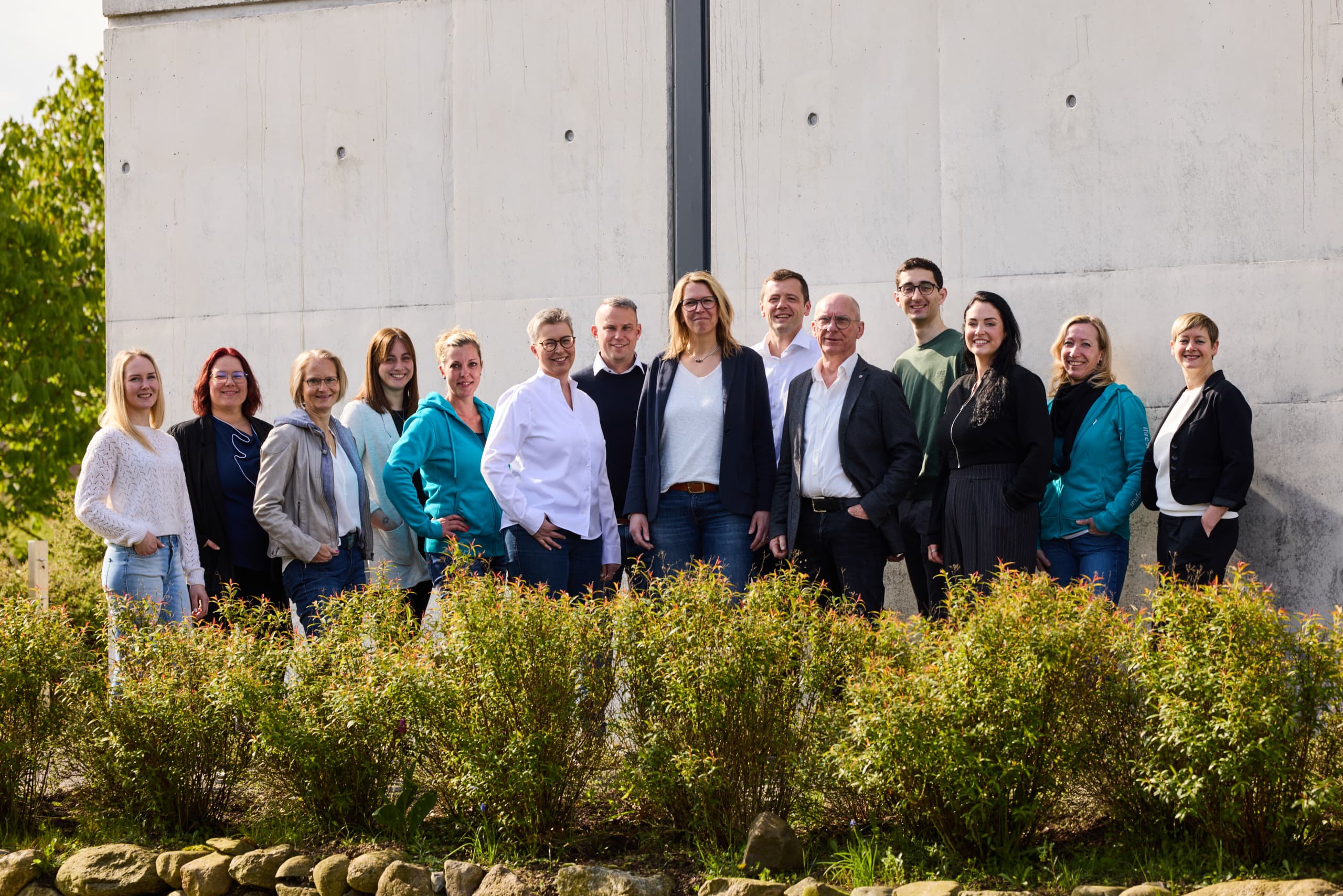 Das gesamte Team von IhreSteuerberater.digital vor dem Kanzleigebäude in Kiel